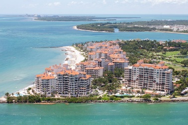 Cuộc sống sang chảnh giữa tâm bão corona tại hòn đảo giàu nhất nước Mỹ