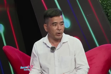 Người đàn ông bật khóc trên truyền hình khi nói về cuộc hôn nhân cũ