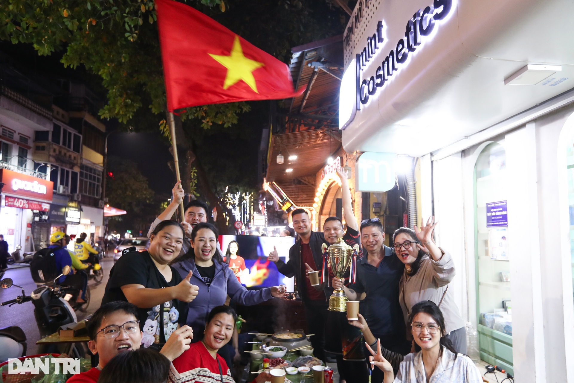 Không khí hàng triệu người hâm mộ cả nước cuồng nhiệt cổ vũ tuyển Việt Nam - 19 Không khí hàng triệu người hâm mộ cả nước cuồng nhiệt cổ vũ tuyển Việt Nam - 19