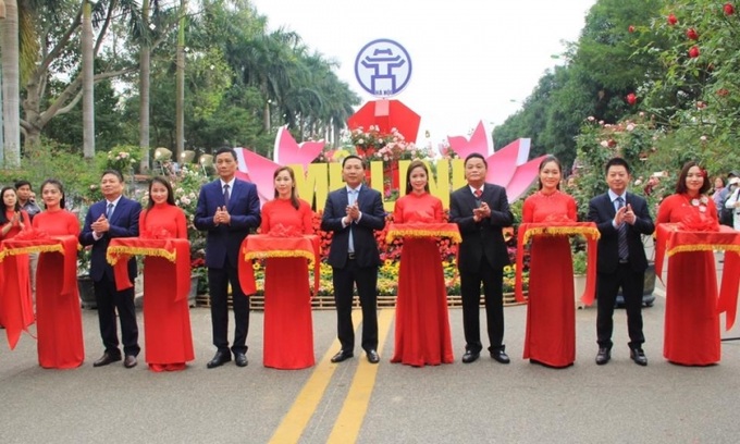 Các đại biểu cắt băng khai mạc tại Festival.