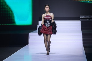 “Chị đẹp” Lynk Lee khoe nét nữ tính trên sàn diễn thời trang - 3