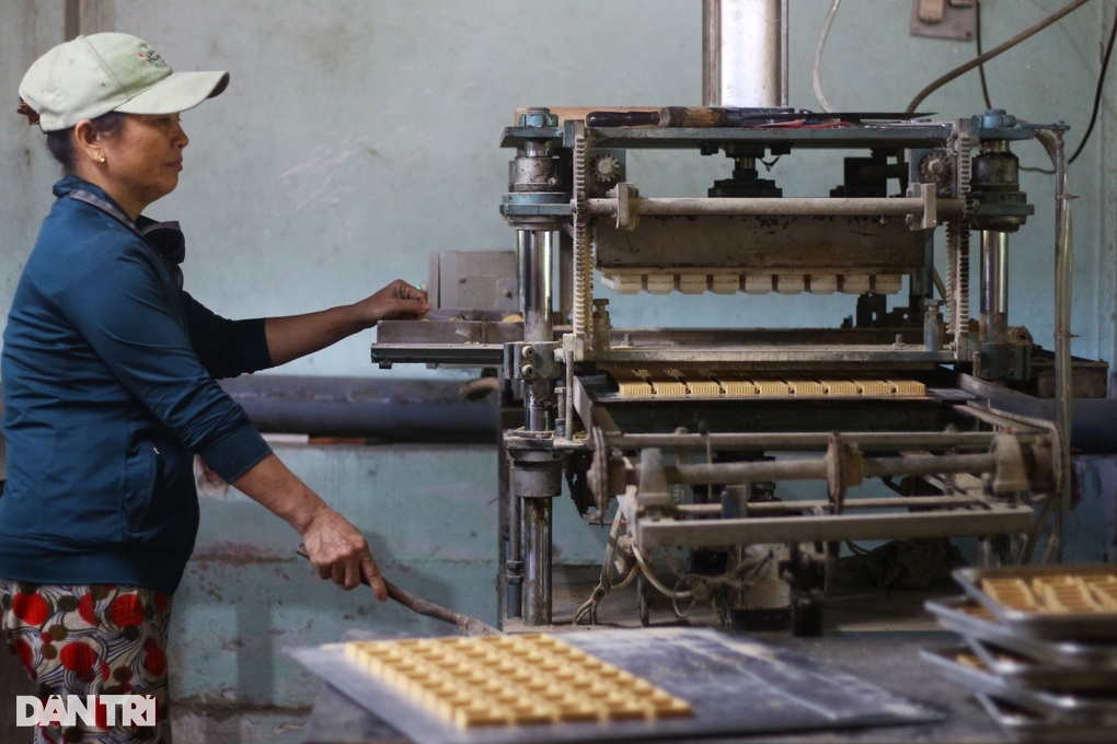 Làng bánh truyền thống giảm 40% sản lượng, lo người dân chê - 5