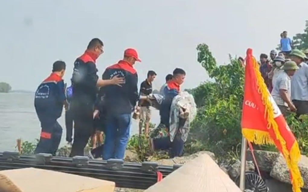 Hai nữ sinh tử nạn dưới sông Đáy - 1