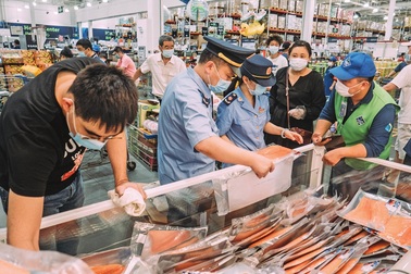 Thị trường cá hồi Trung Quốc chao đảo giữa lúc bùng phát ổ dịch mới