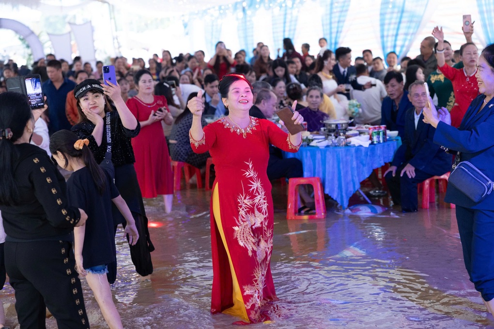 Hàng trăm người bì bõm lội nước lũ chúc mừng đôi tân hôn - 3 Hàng trăm người bì bõm lội nước lũ chúc mừng đôi tân hôn - 3