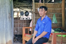 Nhà cháy rụi, vợ bỏ đi, người đàn ông nuôi con trong căn chòi tạm