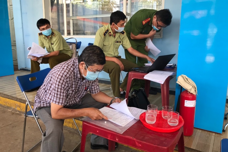 Cây xăng không phép ngang nhiên hoạt động giữa trung tâm thành phố - 2 Cây xăng không phép ngang nhiên hoạt động giữa trung tâm thành phố - 2