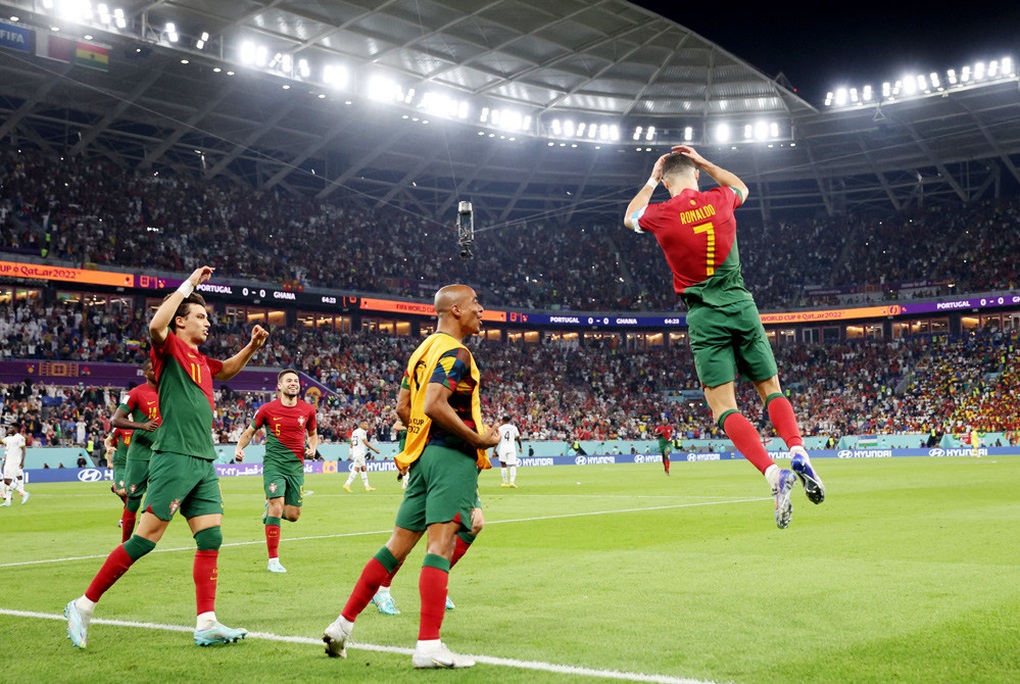 Phản ứng của C.Ronaldo khi chứng kiến đối thủ nhái cách ăn mừng - 8 Phản ứng của C.Ronaldo khi chứng kiến đối thủ nhái cách ăn mừng - 8