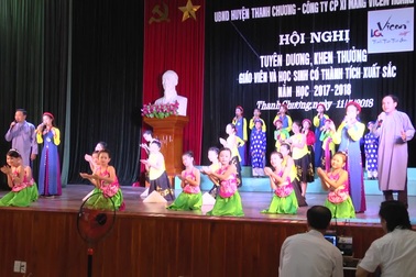 Huyện Thanh Chương (Nghệ An): Trao thưởng cho học sinh, giáo viên