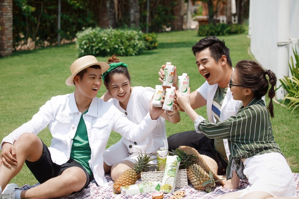 Nước dừa đóng hộp, một trong những món giải khát hấp dẫn mùa hè - 1 Nước dừa đóng hộp, một trong những món giải khát hấp dẫn mùa hè - 1
