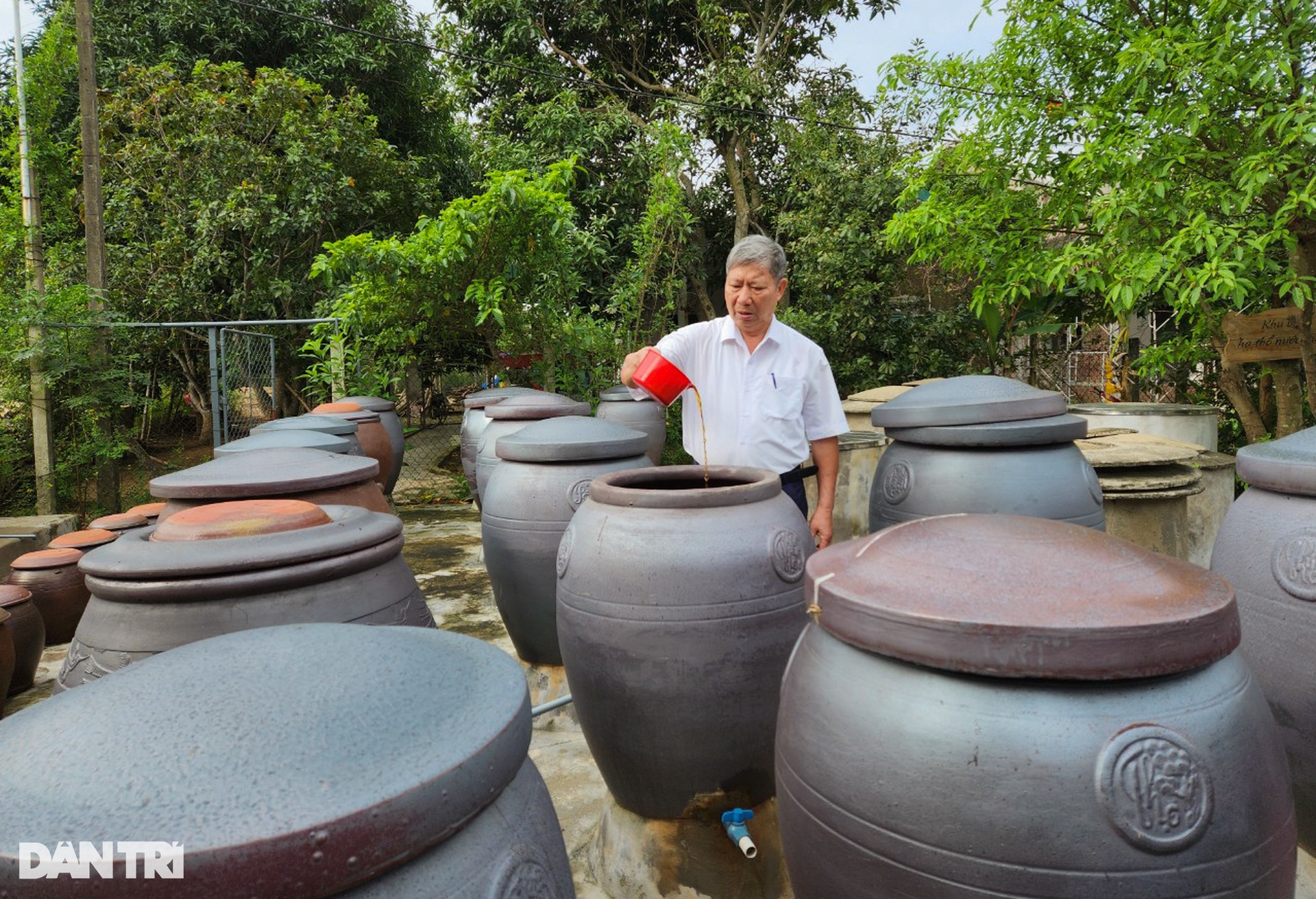 Người đàn ông quyết tranh tài với chị em trong cuộc thi... rót nước mắm - 2