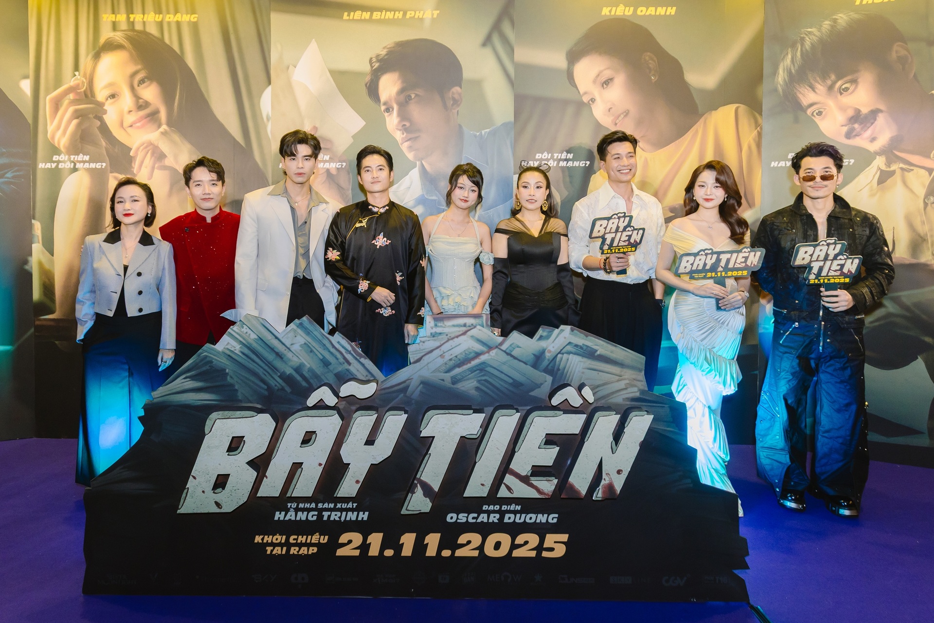 Tiếp viên gợi cảm Trâm Anh và Trương Thế Vinh né tránh nhau trên thảm đỏ - 1