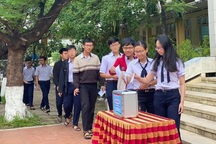 Thầy trò quyên góp sách vở và tiền hỗ trợ học sinh, người dân vùng lũ