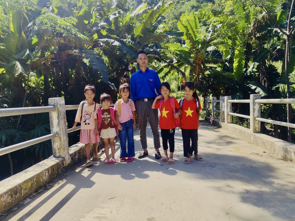 Cây cầu góp phần đổi đời bản làng nghèo bên suối - 4 Cây cầu góp phần đổi đời bản làng nghèo bên suối - 4
