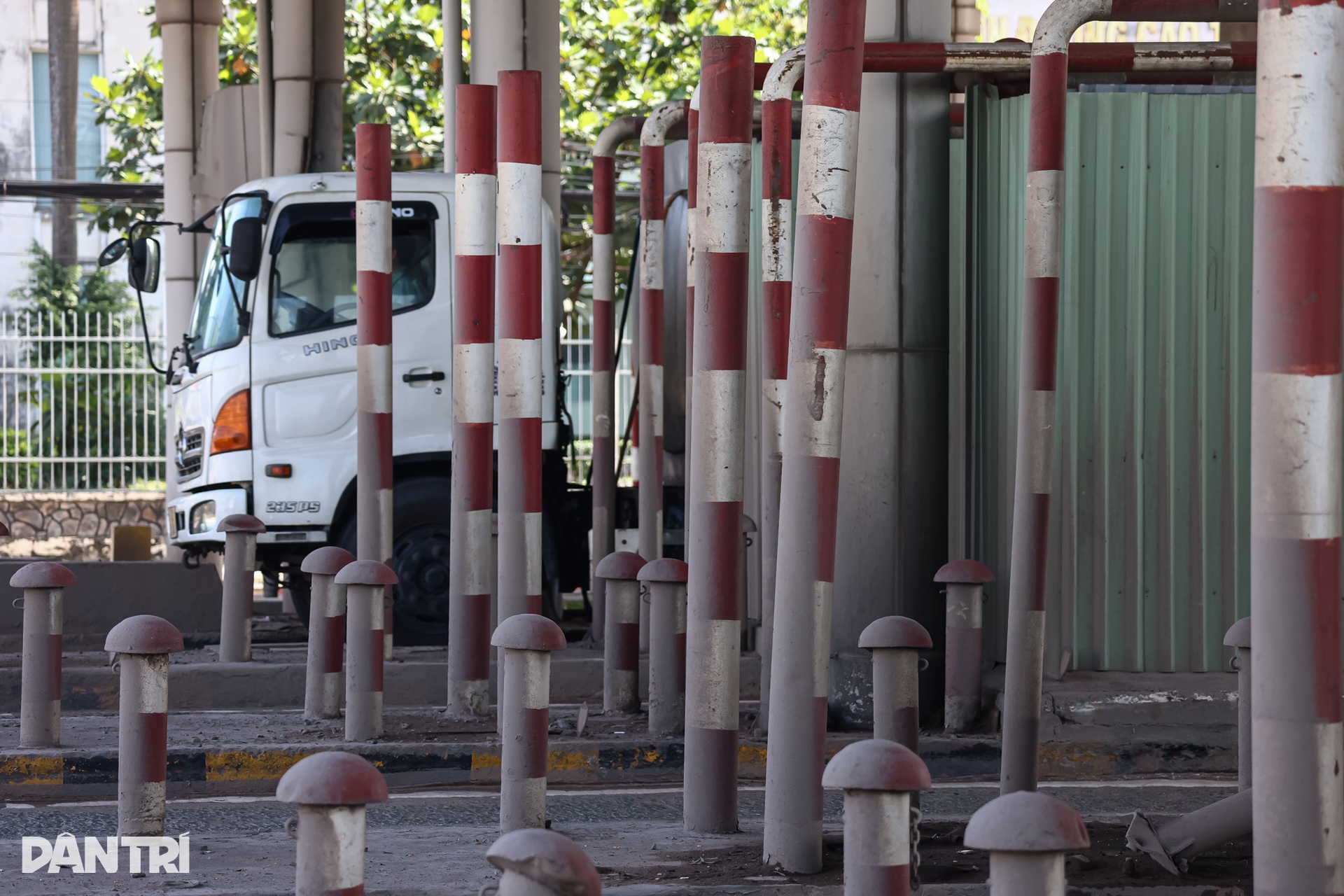 Cận cảnh 3 trạm thu phí bỏ hoang tiềm ẩn tai nạn ở Đồng Nai và TPHCM - 3 Cận cảnh 3 trạm thu phí bỏ hoang tiềm ẩn tai nạn ở Đồng Nai và TPHCM - 3