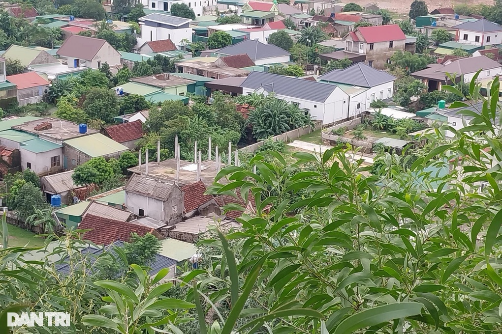 Dân liều mình sống dưới chân núi nứt toác, chính quyền mất ăn mất ngủ - 3 Dân liều mình sống dưới chân núi nứt toác, chính quyền mất ăn mất ngủ - 3