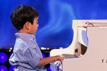 Cậu bé 4 tuổi chơi piano cực chuyên nghiệp
