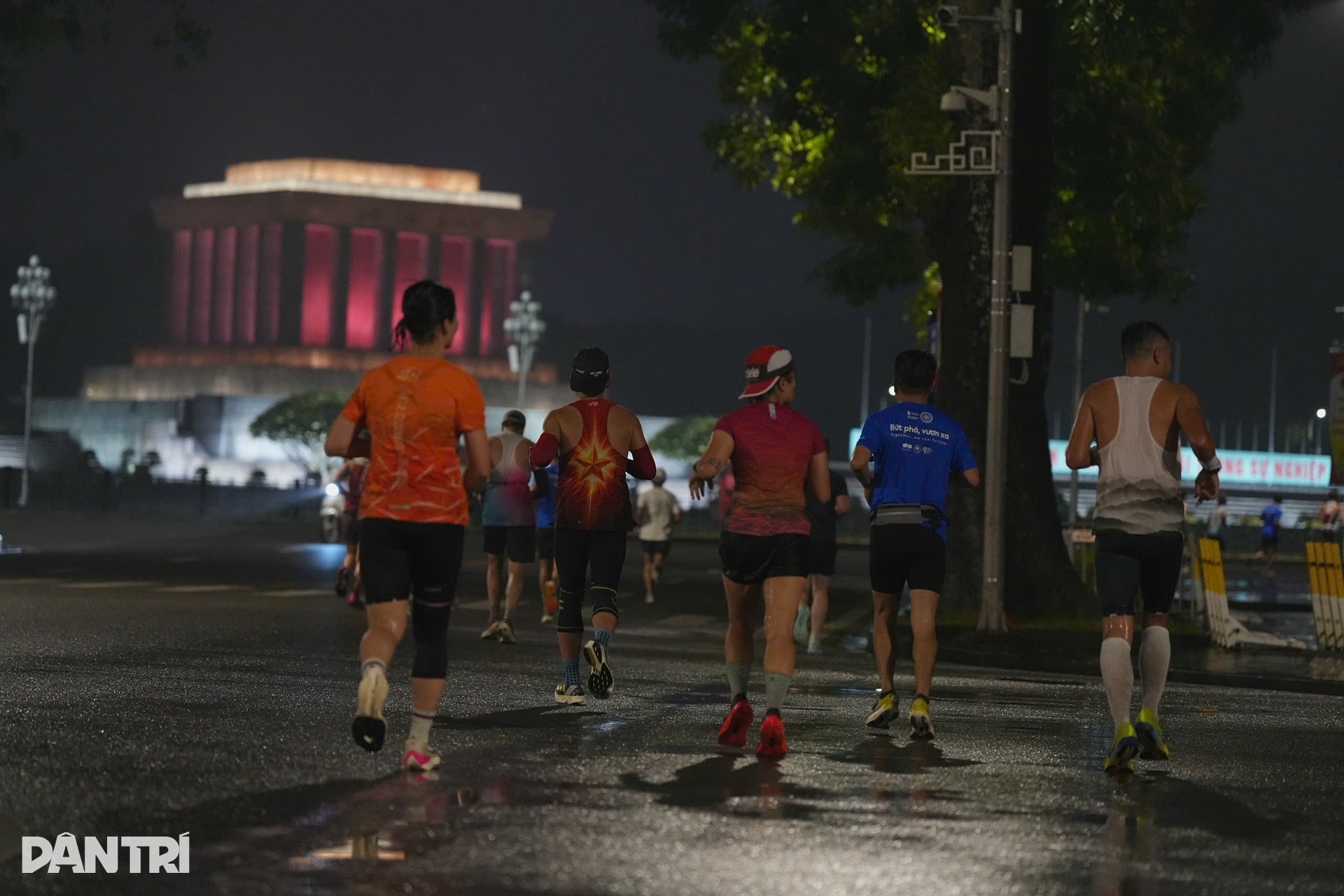 Впечатляющие кадры с Standard Chartered Marathon Heritage Hanoi 2025 - 5 Hình ảnh ấn tượng tại giải Standard Chartered Marathon Di sản Hà Nội 2025 - 5