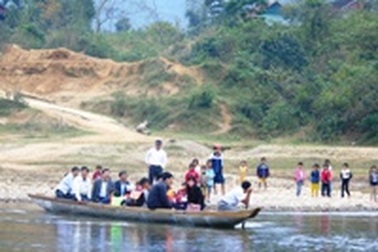 Trao tặng đò mới cho học sinh lội sông đến trường