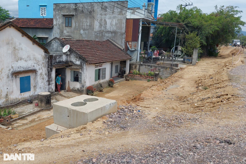 Thi công quốc lộ 19 ì ạch, dân khốn khổ vì không có lối đi - 1 Thi công quốc lộ 19 ì ạch, dân khốn khổ vì không có lối đi - 1