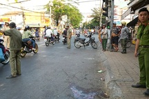 Thanh niên đang ngồi uống cà phê bị truy sát tử vong