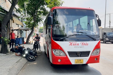 Dựng lại hiện trường hai thanh niên đập phá xe khách ở TPHCM