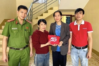 Điều bất ngờ trong chiếc túi màu đỏ bên đường, người phụ nữ giao công an