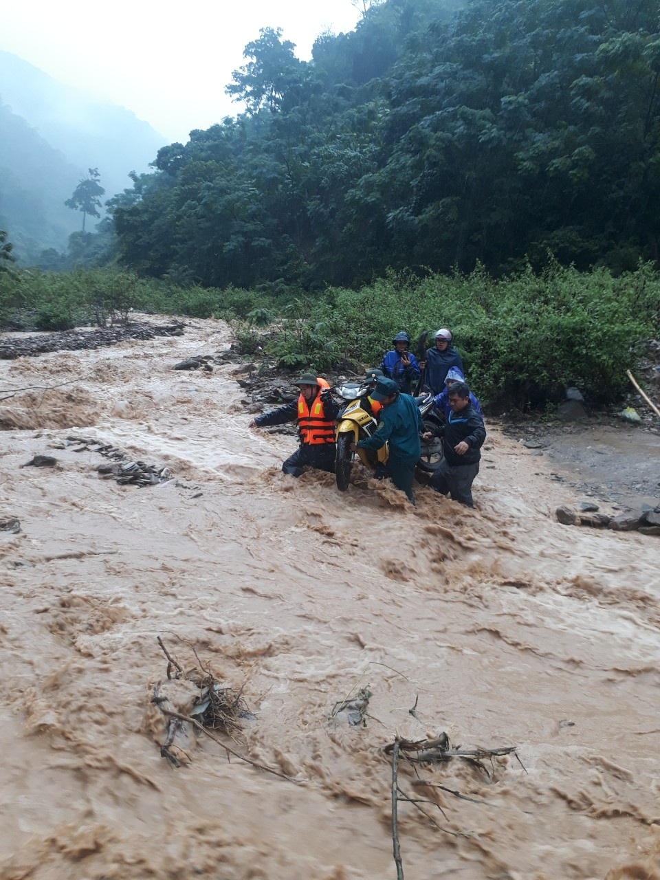 Ám ảnh những ngôi nhà nước lũ dâng tận nóc ở Nghệ An - 25 Ám ảnh những ngôi nhà nước lũ dâng tận nóc ở Nghệ An - 25