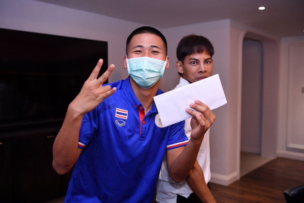 Người đàn bà thép thưởng nóng cho U23 Thái Lan sau chiến thắng đậm - 4 Người đàn bà thép thưởng nóng cho U23 Thái Lan sau chiến thắng đậm - 4