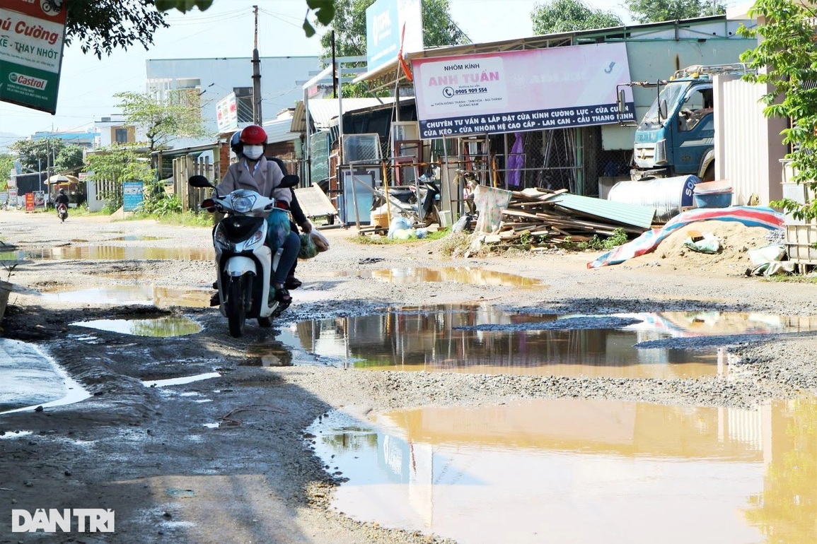 Bất an khi đi qua đoạn đường 2,5 km chi chít ổ voi, ổ gà - 4 Bất an khi đi qua đoạn đường 2,5 km chi chít ổ voi, ổ gà - 4