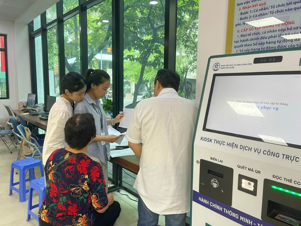 Dịch vụ công thông suốt trong những ngày đầu vận hành chính quyền địa phương 2 cấp - 3 Dịch vụ công thông suốt trong những ngày đầu vận hành chính quyền địa phương 2 cấp - 3