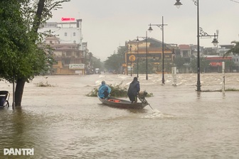Thành phố Huế mênh mông nước, người dân di chuyển bằng thuyền giữa đô thị