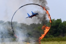 Hơn 200 máy bay mô hình biểu diễn bay qua vòng lửa ở Hà Nội