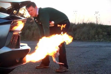 Nướng gà đêm Noel bằng Lamborghini Aventador