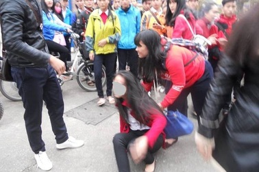 Huế:  Nữ sinh lớp 10 bị nhóm bạn vây đánh trước cổng trường