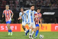 Messi mờ nhạt, Argentina thua ngược Paraguay