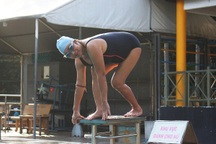 Không ngại mặc bikini, người phụ nữ U70 ở TPHCM thành "ngôi sao" bơi lội