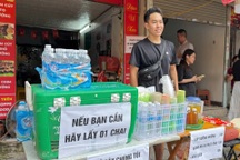 Bánh, nước miễn phí và tấm lòng người Hà Nội trong ngày sơ duyệt diễu binh