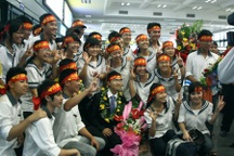 Vỡ òa niềm vui chiến thắng đón đội tuyển Olympic Vật lý trở về 