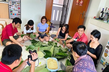 Người Việt trẻ cùng nhau gói bánh chưng đón Tết xa nhà ở Singapore