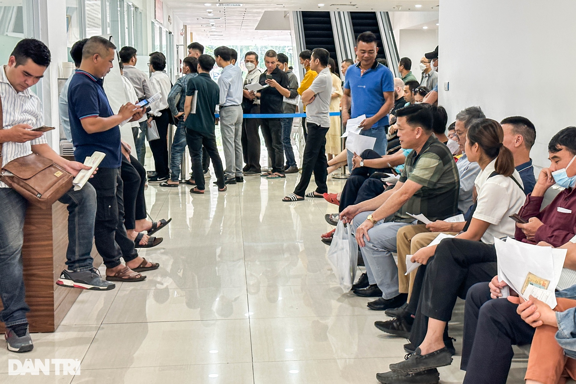 Hà Nội: Người dân xếp hàng rồng rắn đổi giấy phép lái xe - 3 Hà Nội: Người dân xếp hàng rồng rắn đổi giấy phép lái xe - 3
