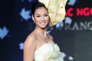 "Hoa hậu hụt" Vương Thu Phương xuất hiện ấn tượng trên sàn catwalk