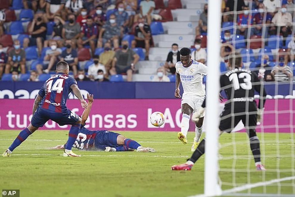 Real Madrid suýt trắng tay trong trận cầu mưa bàn thắng - 8 Real Madrid suýt trắng tay trong trận cầu mưa bàn thắng - 8