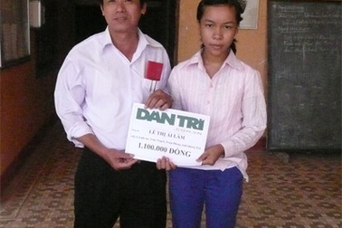 Ba chị em mồ côi lần thứ 3 nhận được quà nhân ái