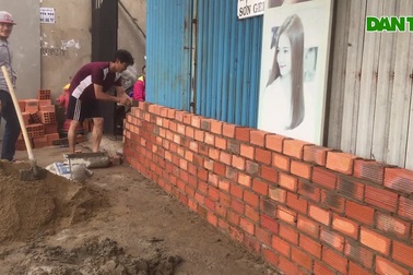 Người Sài Gòn hối hả xây tường rào chống triều cường