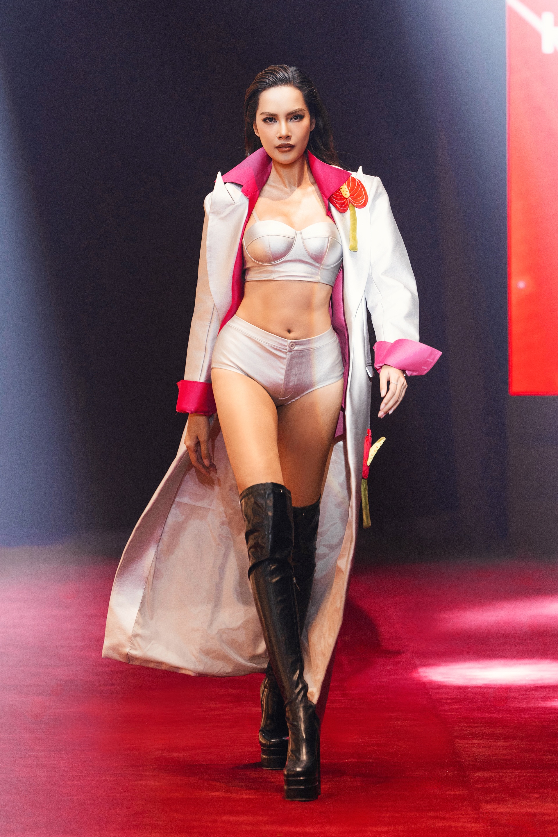 HHen Niê gör comeback på catwalken, hennes skönhet som nybliven mamma drar till sig uppmärksamhet - 8 HHen Niê tái xuất sàn diễn, nhan sắc mẹ bỉm sữa gây chú ý - 8