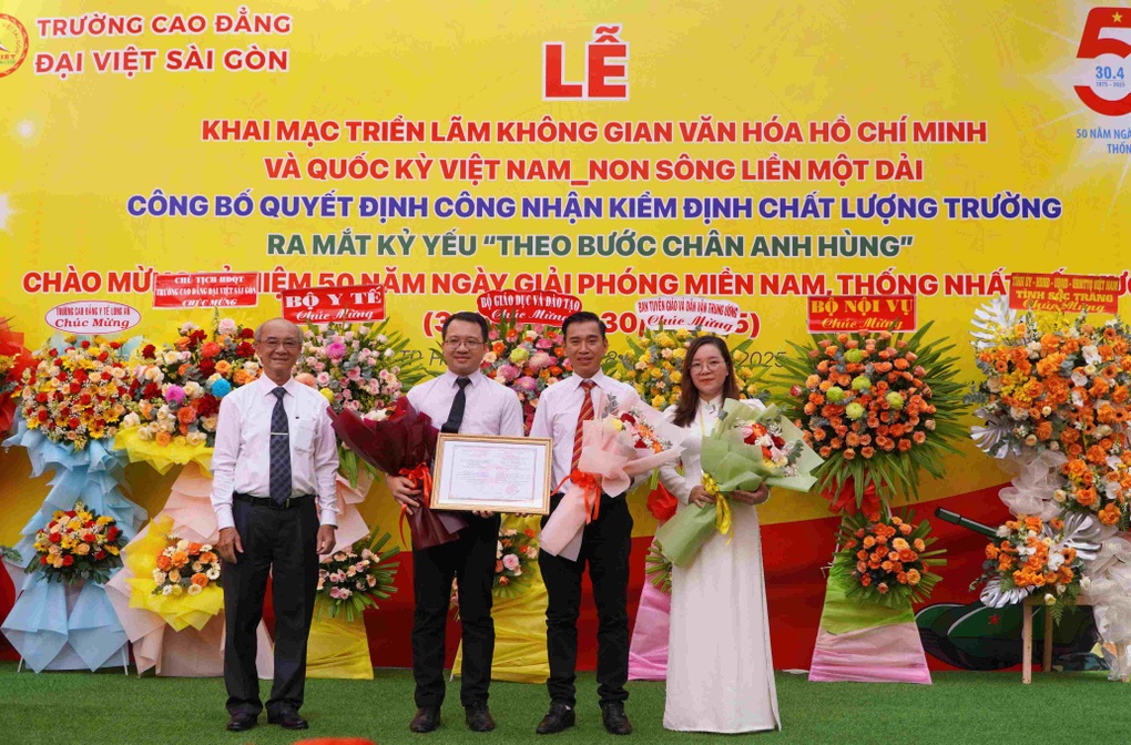 Hàng trăm lá cờ Tổ quốc đặc biệt tung bay trong trường học - 4 Hàng trăm lá cờ Tổ quốc đặc biệt tung bay trong trường học - 4