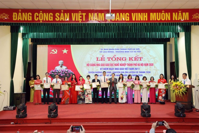 Hà Nội tôn vinh, trao giải cho nhà giáo dục nghề nghiệp tiêu biểu - Ảnh 1. Hà Nội tôn vinh, trao giải cho nhà giáo dục nghề nghiệp tiêu biểu - Ảnh 1.