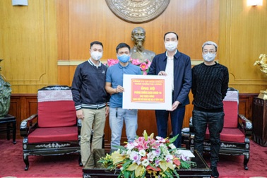 Sữa Chua Trân Châu Hạ Long ủng hộ hàng nghìn bộ đồ bảo hộ cùng gạo và tiền mặt