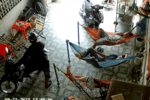Đi qua 3 người đang ngủ trên võng, trộm xe máy của chủ quán cà phê